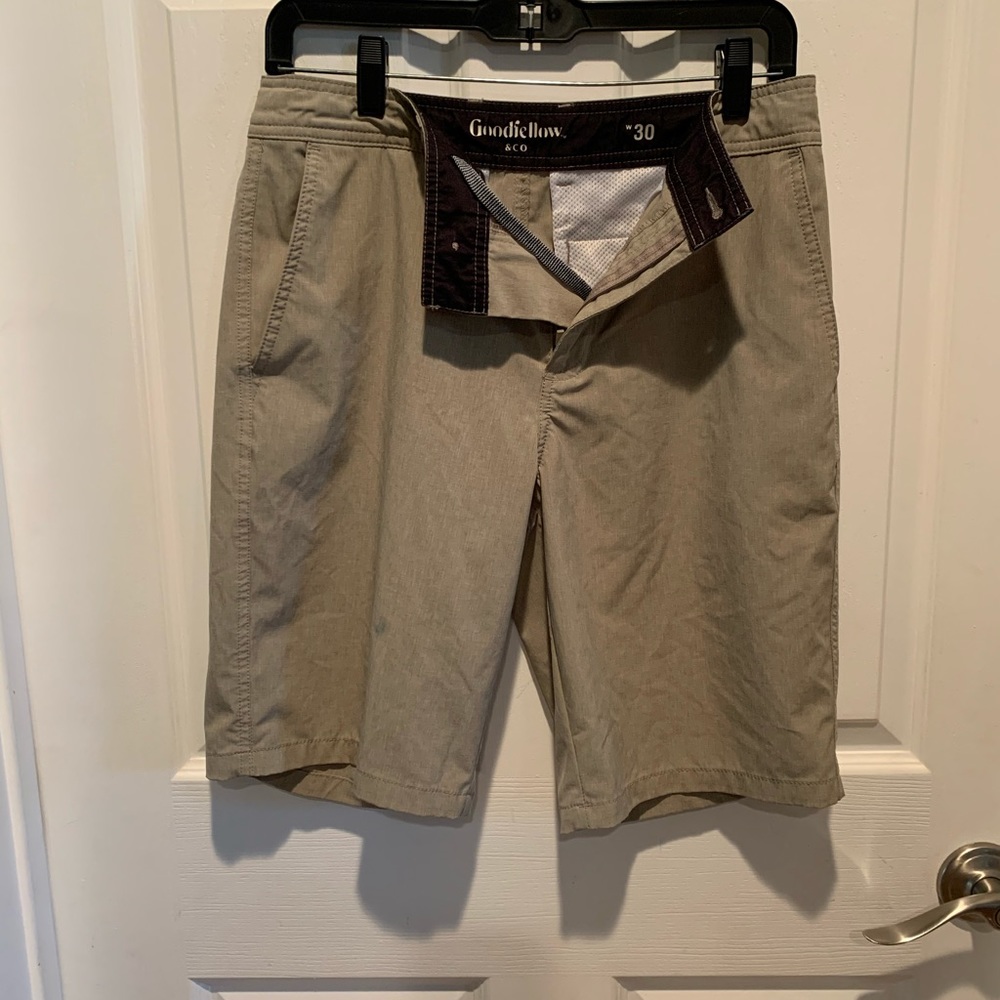 Mens size 30 tan light weight shorts